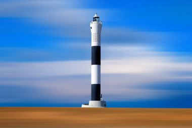   Soyut plajdaki uzun siyah beyaz deniz feneri, parlak mavi ve beyaz gökyüzü, kumsal ve gökyüzü hareketli, ışık evi keskin odak noktasındayken, Dungeness, Kent Birleşik Krallık