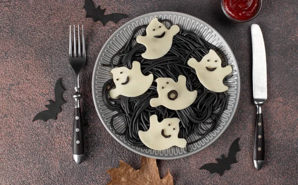 Spaghete Negre Fantome Brânză Fundal Maro Idee Comestibilă Halloween Vedere — Fotografie, imagine de stoc