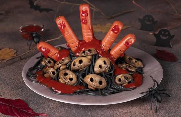 Pokarm Tematyczny Halloween Krwawa Ręka Kiełbasek Ketchupem Grzyby Postaci Czaszek — Zdjęcie stockowe