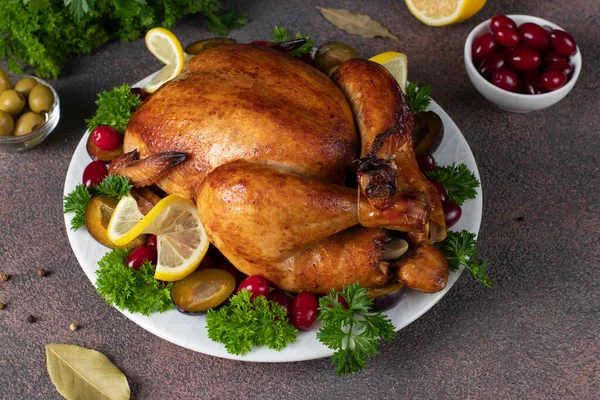 Gegrilltes Hühnchen Thanksgiving Tag Mit Pflaume Hartriegel Zitrone Und Petersilie — Stockfoto