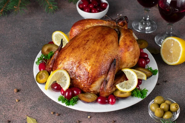 Weihnachtsgebackenes Hühnchen Mit Pflaume Hartriegel Zitrone Und Petersilie Auf Braunem — Stockfoto