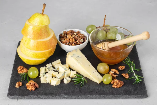 Ингредиенты Веганского Десерта Груши Голубого Сыра Грецких Орехов Меда — стоковое фото