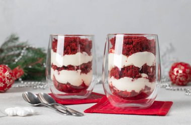 Yeni yıl katmanlı tatlı. Kırmızı kadife bisküvi ve krem peynirli gri arka plan.