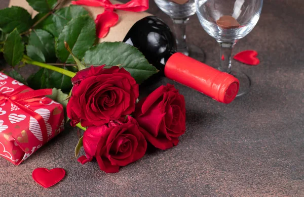 一瓶红酒和两杯杯子 情人节的一个概念 — 图库照片