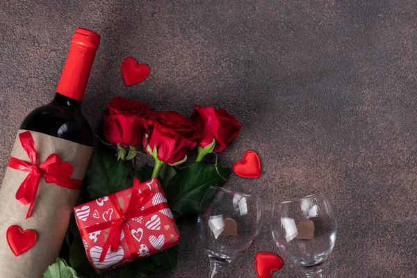 一瓶红酒和两杯杯子 情人节的概念 顶视图 复制空间 — 图库照片