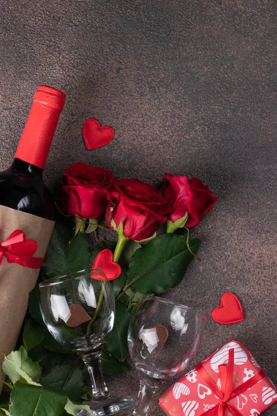 Güller Hediyeler Bir Şişe Kırmızı Şarap Iki Kadeh Sevgililer Günü — Stok fotoğraf