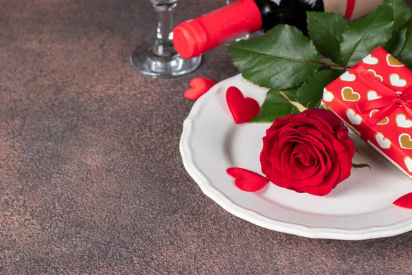 玫瑰和一盒白色盘子里的礼品纸 一瓶红酒和一副眼镜 情人节的概念 — 图库照片