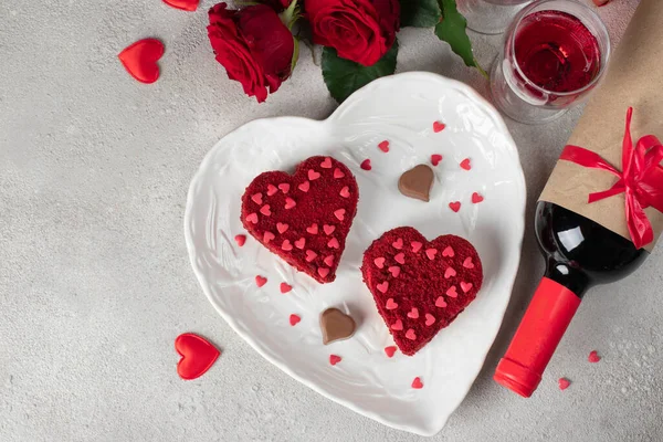 Beyaz Tabakta Kalp Şeklinde Kırmızı Kadife Pastalar Sevgililer Günü Için — Stok fotoğraf