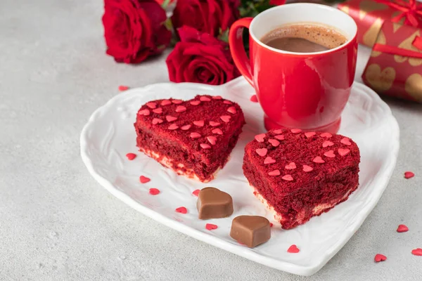 Beyaz Tabakta Kalp Şeklinde Kırmızı Kadife Kekler Güller Hediyeler Sevgililer — Stok fotoğraf