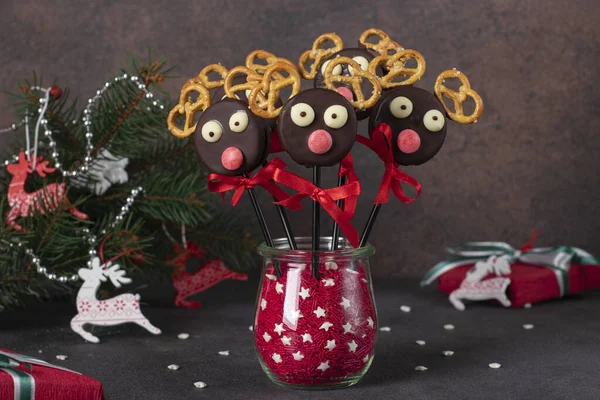 Roztomilý Nápad Vánoční Lahůdky Dort Pop Santa Sobů Vyrobených Sušenek — Stock fotografie