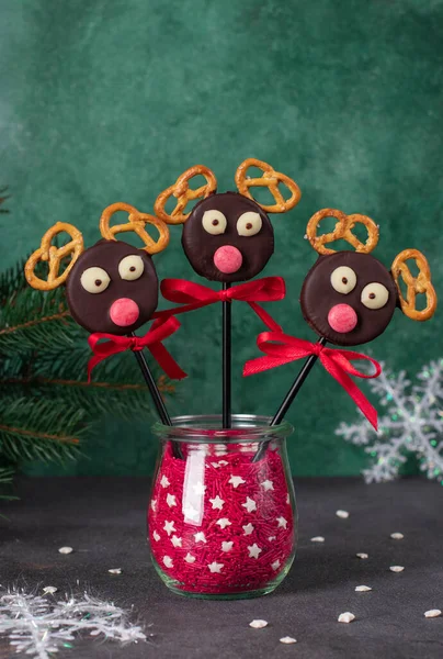 Roztomilý Nápad Vánoční Lahůdky Dort Pops Santas Sobi Sušenek Čokoládě — Stock fotografie