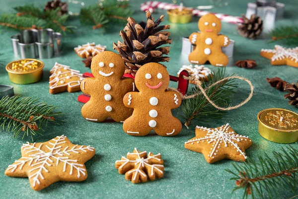 Homemade Cookies Form Fabulous Gingerbread Men Snowflakes Green Background Red — Stock Photo, Image