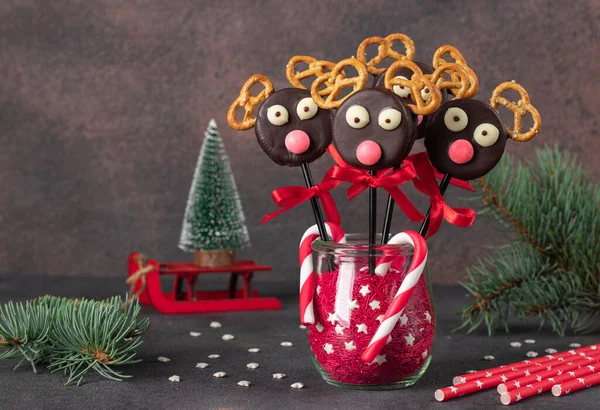 Симпатична Ідея Різдвяних Частувань Торт Вигулює Оленів Сантаса Печива Шоколаді — стокове фото
