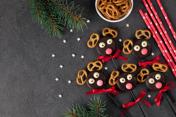 有趣的圣诞佳肴 用巧克力饼干和饼干做成的蛋糕夹在灰色的桌子上 平躺在地上 顶部有复制空间 — 图库照片