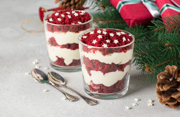 Nyår Skiktad Dessert Trifle Röd Sammet Med Kex Och Färskost — Stockfoto