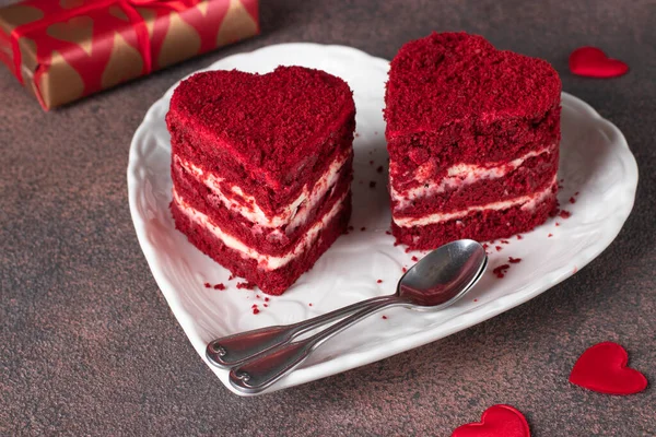 两个红绒蛋糕 红绒心形 褐色背景 情人节蛋糕 高角形 — 图库照片