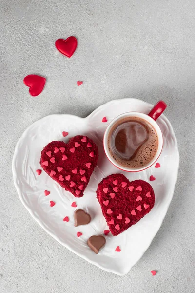 情人节当天 红丝绒心形的蛋糕和一杯咖啡 垂直的图像 — 图库照片
