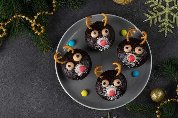 Cupcakes Noël Faits Maison Rennes Père Noël Sur Fond Gris — Photo