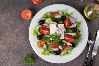 Klasik Yunan salatası domatesler, salatalıklar, tatlı biber, zeytin, fesleğen ve peynir.