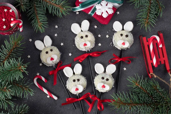 圣诞佳肴 用白色巧克力饼干 椰子片和灰色背景的棉花糖做成的兔肉蛋糕 菲亚特躺在地上 — 图库照片