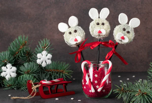 圣诞佳肴 用白巧克力饼干 椰子片和棉花糖制成的兔肉蛋糕 — 图库照片