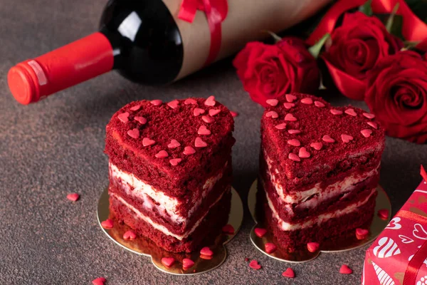 Ciasta Czerwony Aksamit Kształcie Serca Róże Wino Butelka Walentynki Brązowym — Zdjęcie stockowe
