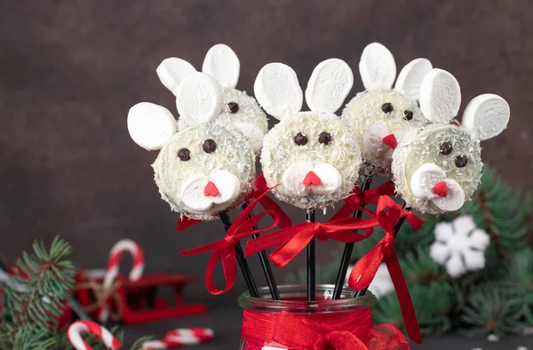 圣诞佳肴 用白色巧克力饼干 椰子片和棉花糖制成的兔子饼 背景为褐色 — 图库照片