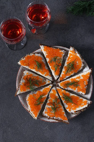 Sandvișuri Casă Caviar Roșu Pâine Secară Farfurie Fundal Gri Gustare — Fotografie, imagine de stoc