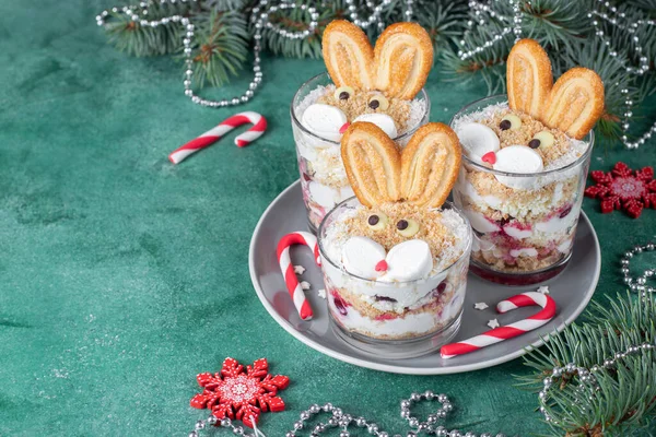 Новогодний Десерт Очках Виде Милых Кроликов Вишнями Печеньем Творожным Кремом — стоковое фото