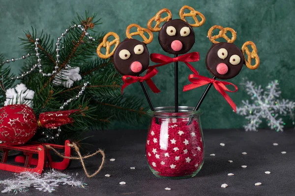 Dort Pop Santa Sobi Vyrobené Sušenek Čokoládě Sušenky Zeleném Pozadí — Stock fotografie