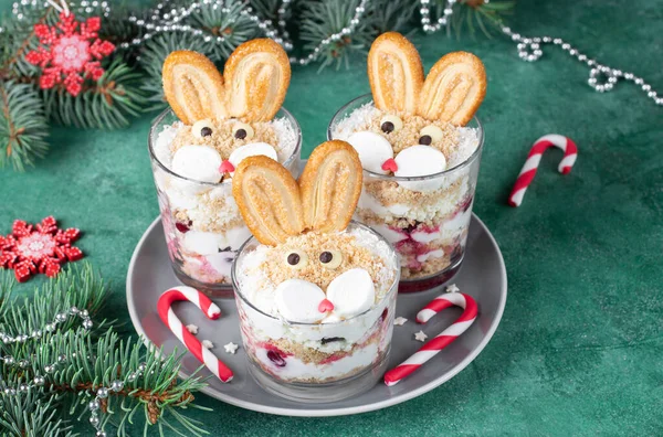 Новогодний Десерт Очках Виде Милых Кроликов Вишнями Печеньем Творожным Кремом — стоковое фото