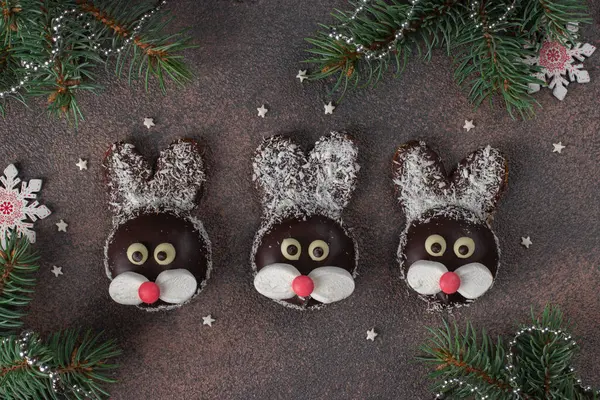 Králíci Sušenek Čokolády Marshmallows Kokosových Vloček Hnědém Pozadí Vánoční Dárky — Stock fotografie