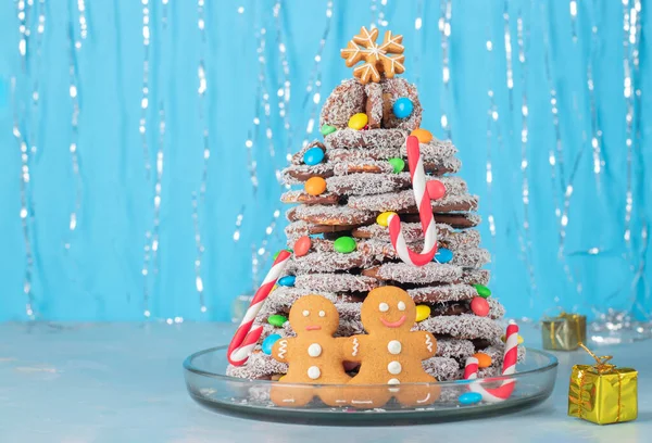 除夕之夜儿童食品 可食用的圣诞树 由饼干 巧克力和椰子片制成 装饰有多种颜色的糖果 — 图库照片