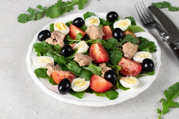 Salată Arugula Ficat Cod Ouă Prepeliță Roșii Cherry Placă Albă — Fotografie, imagine de stoc