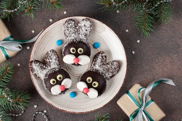 Кролики Печенья Шоколада Зефира Кокосовых Хлопьев Тарелке Новогодние Угощения Детей — стоковое фото