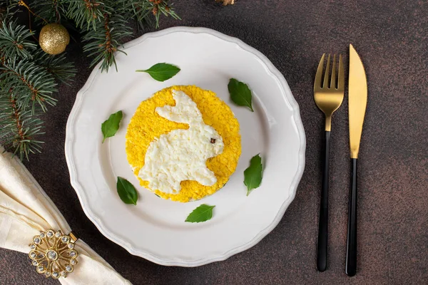 新しい年のためのパフサラダミモザ2023缶詰マグロと ジャガイモとニンジン 卵から装飾されたウサギ トップビュー — ストック写真