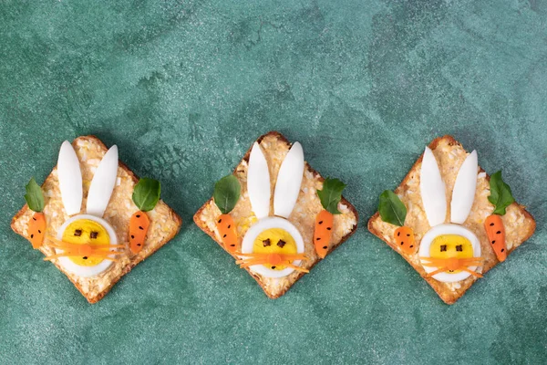 Бутерброди Консервованого Тунця Яйця Плавлений Сир Прикраса Кролика Яйця Зеленому — стокове фото