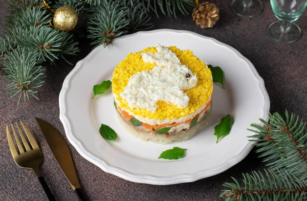Salată Puf Mimosa Pentru Anul Nou Ton Conservat Cartofi Morcovi — Fotografie, imagine de stoc