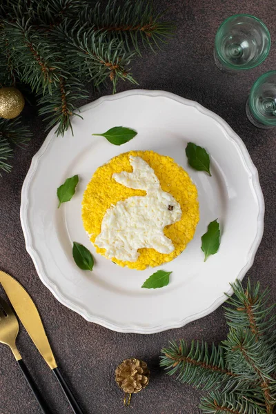 新年のためのパフサラダミモザ2023缶詰マグロと ジャガイモとニンジン 卵から飾るウサギ 垂直画像 — ストック写真