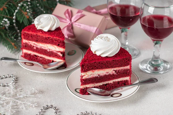 两份红绒蛋糕 玻璃杯酒和灰色背景的礼物 新年甜点 — 图库照片