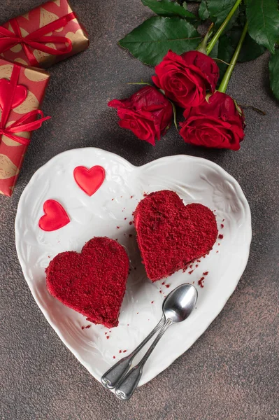 Ciasta Czerwony Aksamit Kształcie Serca Białym Talerzu Róże Wino Walentynki — Zdjęcie stockowe