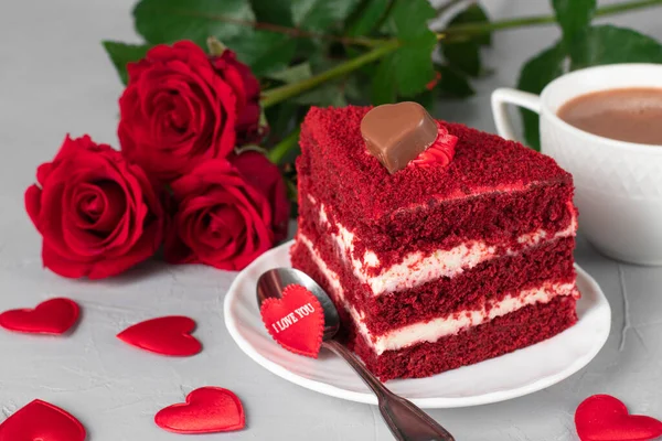 Bucată Tort Catifea Roșie Ceașcă Cafea Trandafiri Pentru Ziua Îndrăgostiților — Fotografie, imagine de stoc