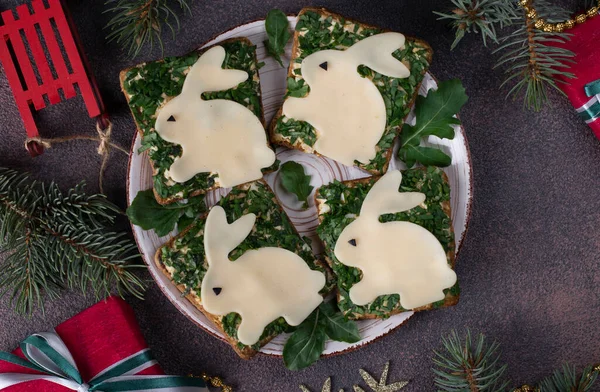 Сэндвичи Новый 2023 Год Консервированного Тунца Яиц Зелени Украшенные Кроликом — стоковое фото