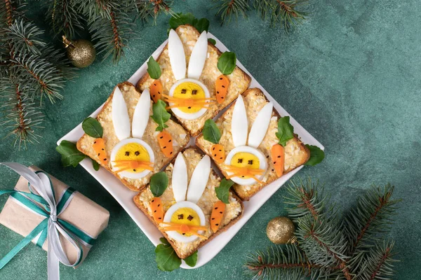 Бутерброди Новий Рік 2023 Консервованого Тунця Яйця Розтоплений Сир Прикраса — стокове фото
