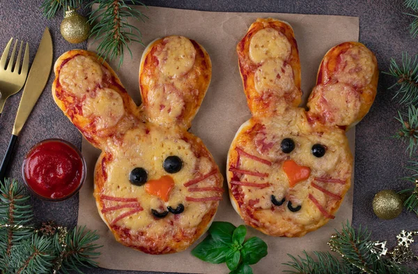 Милая Кроличья Пицца Томатным Соусом Колбасой Салями Сыром Оливковым Маслом — стоковое фото