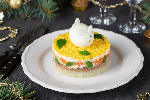 お正月のパフサラダ ミモザ マグロ ジャガイモ ニンジン ウサギの卵を飾りました — ストック写真