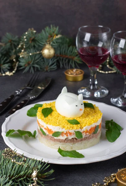 缶詰のマグロと新年のための祭りのサラダミモザ ジャガイモとニンジン 卵から装飾されたウサギ 垂直画像 — ストック写真