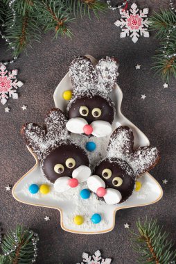 Kurabiye, çikolata, marşmelov ve Noel ağacı şeklinde tabakta hindistan cevizi tanelerinden yapılmış tavşan. Çocuklar için yeni yıl hediyeleri