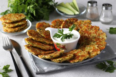 Peynirli ve sarımsaklı fırında kabaklı gözleme kahvaltıda ekşi kremayla servis edilir.