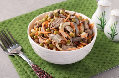 Tavuk kalpli salata, konserve bezelye, soğan ve havuç.